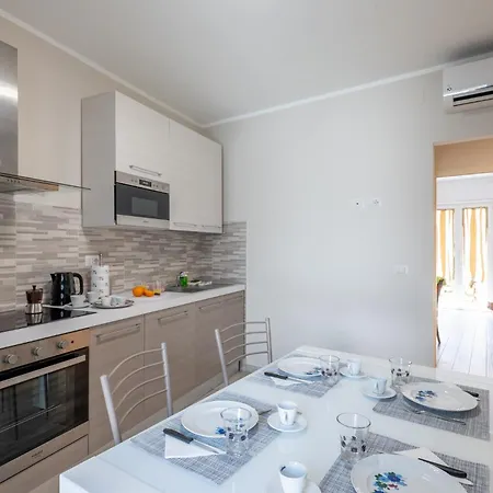 Guesthost - Cozy Flat Near Concattedrale San Siro