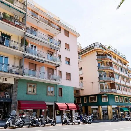 Guesthost - Cozy Flat Near Concattedrale San Siro Apartamento